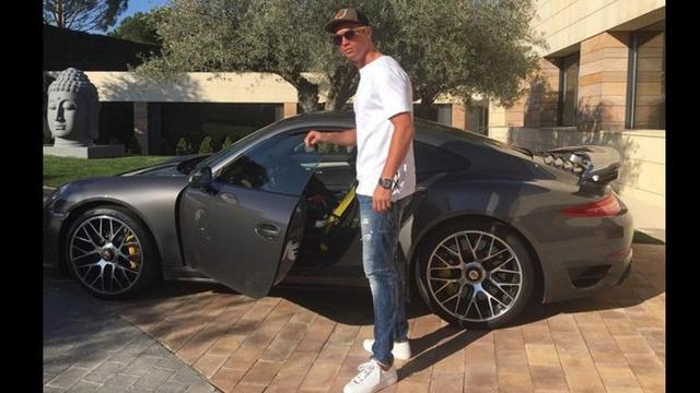 Diterpa Cidera, CR7 Tetap Pamer Porsche 911 Turbo Baru