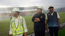 Ketua Umum PSSI Erick Thohir (tengah) didampingi Wakil Ketua Umum I PSSI Zainudin Amali (kanan) meninjau langsung fasilitas stadion Si Jalak Harupat, Kabupaten Bandung yang rencananya akan dipakai menghelat Piala Dunia U-20, Sabtu (11/3/2023). (Dok. LOC)