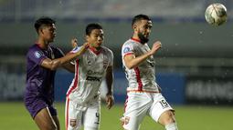 Bek Borneo FC, Javlon Guseynov (kanan) berusaha mengamankan bola dari kejaran pemain Persik Kediri dalam laga pekan kedua BRI Liga 1 2021/2022 di Stadion Pakansari, Bogor, Jumat (10/9/2021). Borneo FC Kalah 0-1. (Foto: Bola.com/Ikhwan Yanuar)