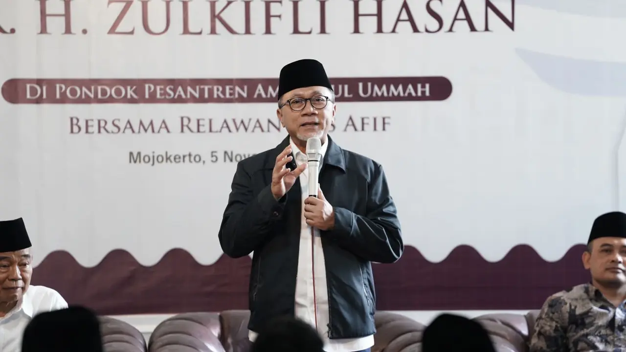 Ketua Umum Partai Amanat Nasional (PAN) Zulkifli Hassan (Zulhas) saat kunjungan di Ponpes Amanatul Ummah, Mojokerto, Jatim, Minggu (5/11/2023).
