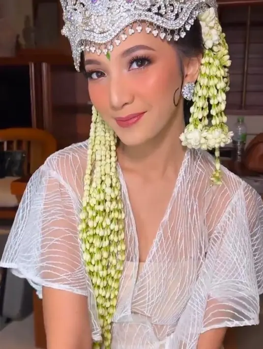 Motif bordir bergaris dengan lengan model lonceng aksen ruffle menambah momen manis sebelum berganti kebaya nikah. (@marlenehariman)