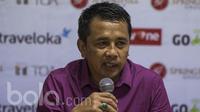 Pelatih Mitra Kukar, Jafri Sastra, memberikan keterangan pers usai melawan Persija pada laga Liga 1 2017 di Stadion Patriot, Bekasi, Minggu (15/5/2017). Kedua tim bermain imbang 1-1. (Bola.com/Vitalis Yogi Trisna)
