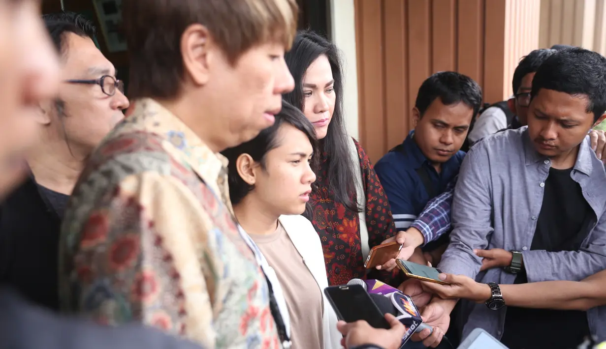 "Saya sudah benar-benar enggak tahu lagi. Semua penawaran sudah saya kasih, jalan keluar lain sudah saya berikan, saya utarakan, selain perceraian, cooling down dulu atau gimana, tapi dia cuma bilang keputusannya sudah bulat," ujar Evelyn. (Nurwahyunan)