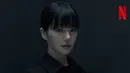 Park Gyu Young sebagai Pink Guard tampil mengenakan blazer hitam berkantung depan bawah, dipadukan belt hitam buckle mini silver. [@netflixkr]