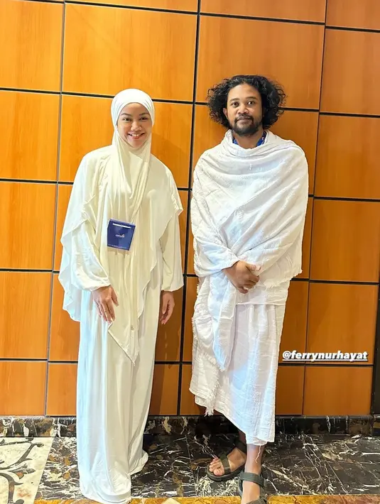 Yura juga tampil mengenakan abaya dan khimar warna putih. Dan memerlihatkan wajah tanpa makeupnya. [@yurayunita]