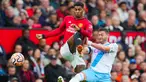 Pemain Manchester United Marcus Rashford (kiri) berebut bola dengan pemain Crystal Palace Joel Ward pada pertandingan sepak bola Liga Inggris di Stadion Old Trafford, Manchester, Inggris, Sabtu (30/9/2023).  (AP Photo/Jon Super)