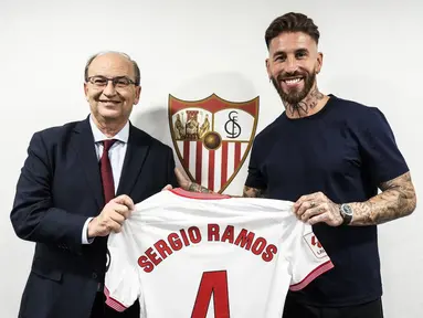 Presiden Klub Sevilla, Jose Castro Carmona (kiri) berpose dengan Sergio Ramos setelah resmi menjadi pemain Sevilla pada Selasa (05/09/2023) WIB. Ramos bergabung sebagai pemain bebas transfer setelah kontraknya di PSG tak diperpanjang. (Twitter/@SevillaFC)