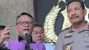 Dirjen Pajak Kemenkeu Ken Dwijugeasteadi dan Kapolri Jenderal Badrodin Haiti memberikan keterangan di Mabes Polri, Jakarta, Rabu (13/4). Dirjen Pajak meminta bantuan terkait pembunuhan dua petugas pajak saat sedang bertugas. (Liputan6.com/Angga Yuniar)