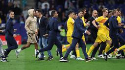 Para pemain pun merayakannya di tengah lapangan begitu wasit meniupkan peluit panjang. (AFP/Lluis Gene)