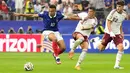 Pemain Spanyol Pau Cubarsi dan Pedro Porro berebut bola dengan pemain Prancis Kylian Mbappe selama pertandingan semifinal Piala Dunia sepak bola antara Prancis dan Spanyol di Arlington, Texas, dekat Dallas, Selasa, 14 Juli 2026. (AP Photo/Ashley Landis)