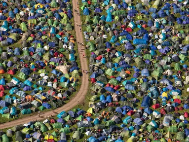 Pemandangan udara menunjukkan deretan tenda di lokasi kemah Festival Glastonbury, Worthy Farm, Somerset, Inggris, Kamis (27/6/2019). Salah satu festival musik terbesar dan bergengsi di dunia ini resmi dibuka. (Aaron Chown / PA Wire (/ PA via AP)