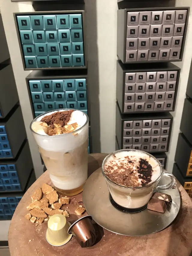 Iced Vanilla Cheese Cake dan Dark Tiramisu Mocha