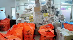Di awal puasa, Kantor Pos Pasar Baru mulai mengalami peningkatan pengiriman paket, Jakarta, Selasa (1/7/14). (Liputan6.com/Faizal Fanani)