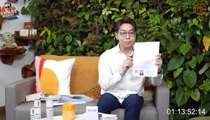 dr. Richard Lee saat menunjukkan Surat Izin Praktik