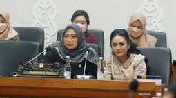 Pemilik album Sayang dan Cahaya duduk bersisian dengan Wakil Ketua Komisi IX DPR RI. “Mendampingi Mbak Wakil Ketua Komisi IX @ninikwafiroh dalam rapat harmonisasi usulan Rancangan Undang-Undang Pengawasan Obat dan Makanan (RUU WASPOM) bersama Badan Legislasi DPR RI,” tulis Krisdayanti menyertai unggahan ini, Selasa (8/11/2022). (Foto: Dok. Instagram @krisdayantilemos)