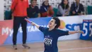 Selebritas Indonesia, Bastian Steel melakukan selebrasi menjelang garis finis saat berlomba pada cabang olahraga lari estafet 400 meter nomor campuran Turnamen Olahraga Selebriti Indonesia (TOSI) di GOR UNJ, Rawamangun, Jakarta, Minggu (30/07/2023). Timnya berhasil finis dengan catatan waktu 1 menit 0,59 detik. (Bola.com/Bagaskara Lazuardi)