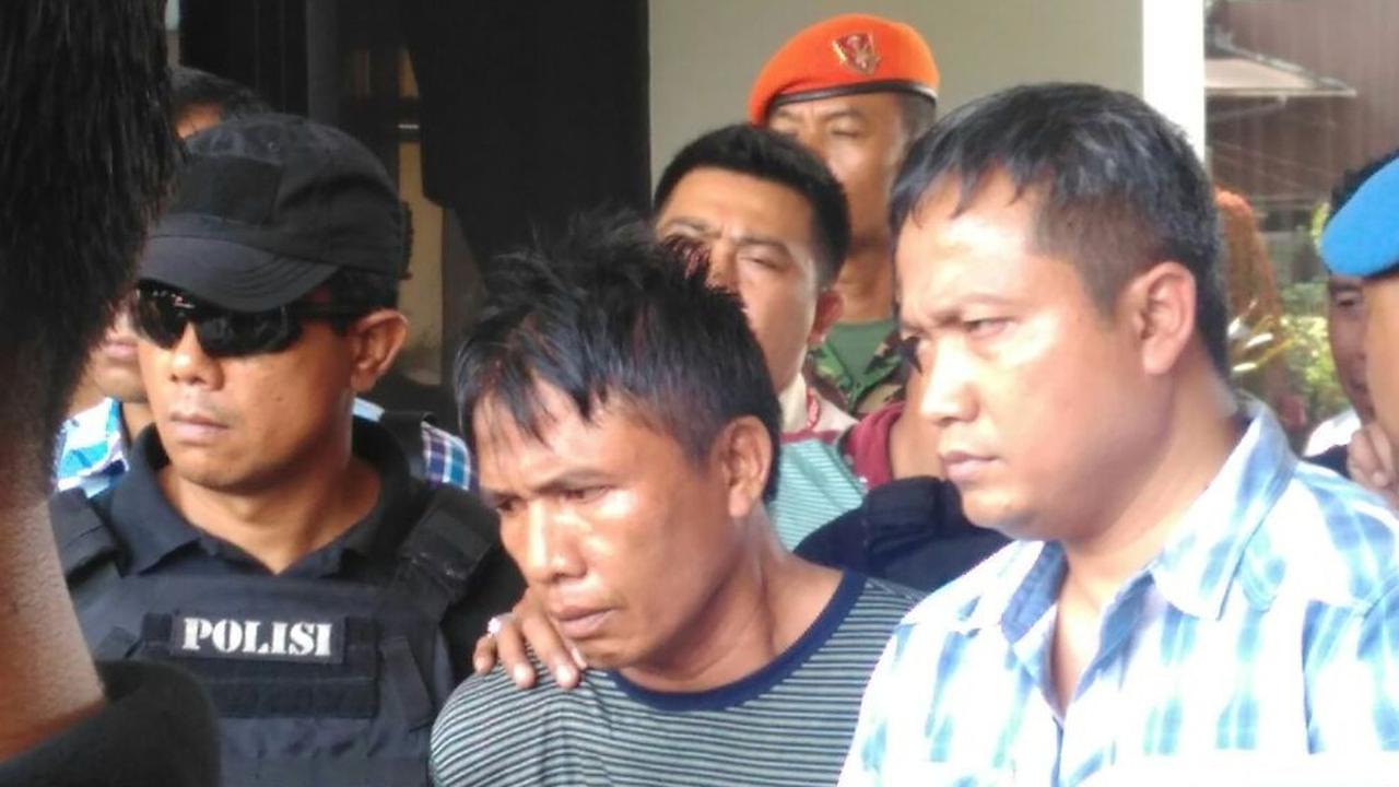 Ius Pane (tengah, kaos garis-garis) di bandara Halim Perdanakusumah