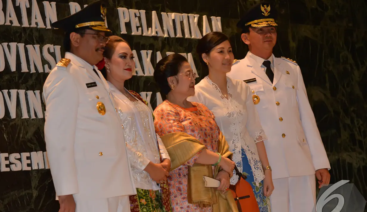 Gubernur dan Wagub DKI Jakarta berpose dengan pasangan masing-masing bersama Ketua Umum PDIP Megawati Soekarnoputri usai acara pelantikan Wakil Gubernur DKI Jakarta, Rabu (17/12/2014). (Liputan6.com/Herman Zakharia)