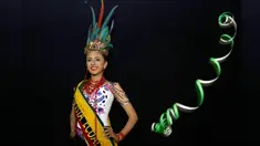 Jessenia Porras, mewakili orang Waranca dari provinsi Chimborazo, berpose saat sesi foto, setelah dinobatkan sebagai ratu Sara Nusta atau Ratu Adat di Quito, Ekuador pada 31 Agustus 2018. (AP/Dolores Ochoa)