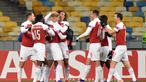 Pemain Arsenal merayakan gol pembuka yang dicetak oleh pemain muda, Emile Smith Rowe ke gawang Vorskla pada laga lanjutan Grup E Liga Europa yang berlangsung stadion NSK Olimpiyskiy, Kyiv, Jumat (30/11). Arsenal menang atas Vorskla 3-0. (AFP/Sergei Supins
