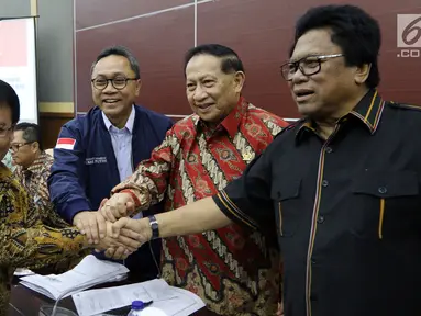 Ketua MPR Zulkifli Hasan (dua kiri) berfoto bersama calon Wakil Ketua MPR Fraksi PDIP Ahmad Basarah (kiri) dan Wakil Ketua MPR EE Mangindaan (dua kanan) serta Oesman Sapta Odang (kanan) di Kompleks Parlemen, Jakarta, Rabu (21/3). (Liputan6.com/JohanTallo)