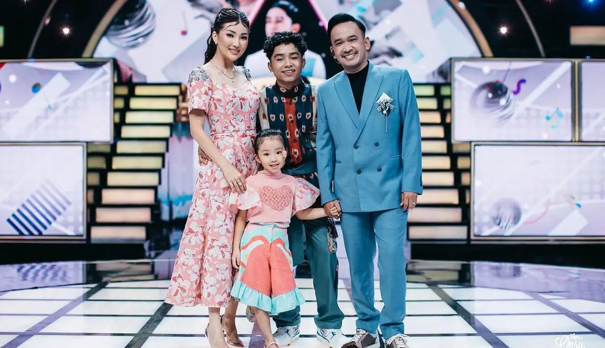 Sarwendah mengaku sempat merasa bingung di awal-awal dirinya dan Ruben mengasuh Betran. Kebingungan muncul karena usia Betrand yang sudah remaja dan berjenis kelamin laki-laki. Berbeda dengan kedua anaknya. (Instagram/sarwendah29)