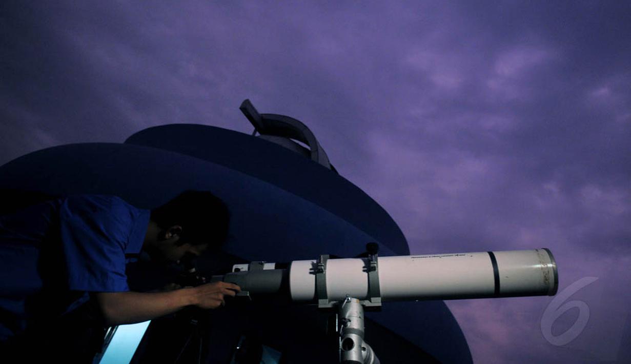 Petugas menyeting alat teropong pengamatan terjadinya Gerhana Bulan di Planetarium Taman Ismail Marzuki, Jakarta, (8/10/14).(Liputan6.com/Johan Tallo) 