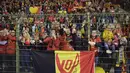Pendukung Belgia merayakan kemenangan setelah pertandingan melawan San Marino pada Grup I Kualifikasi Piala Eropa 2020 di Stade Roi Baudouin, Brussels (10/10/2019). Belgia menang telak 9-0 atas San Marino. (AFP Photo/Yorick Jansens)