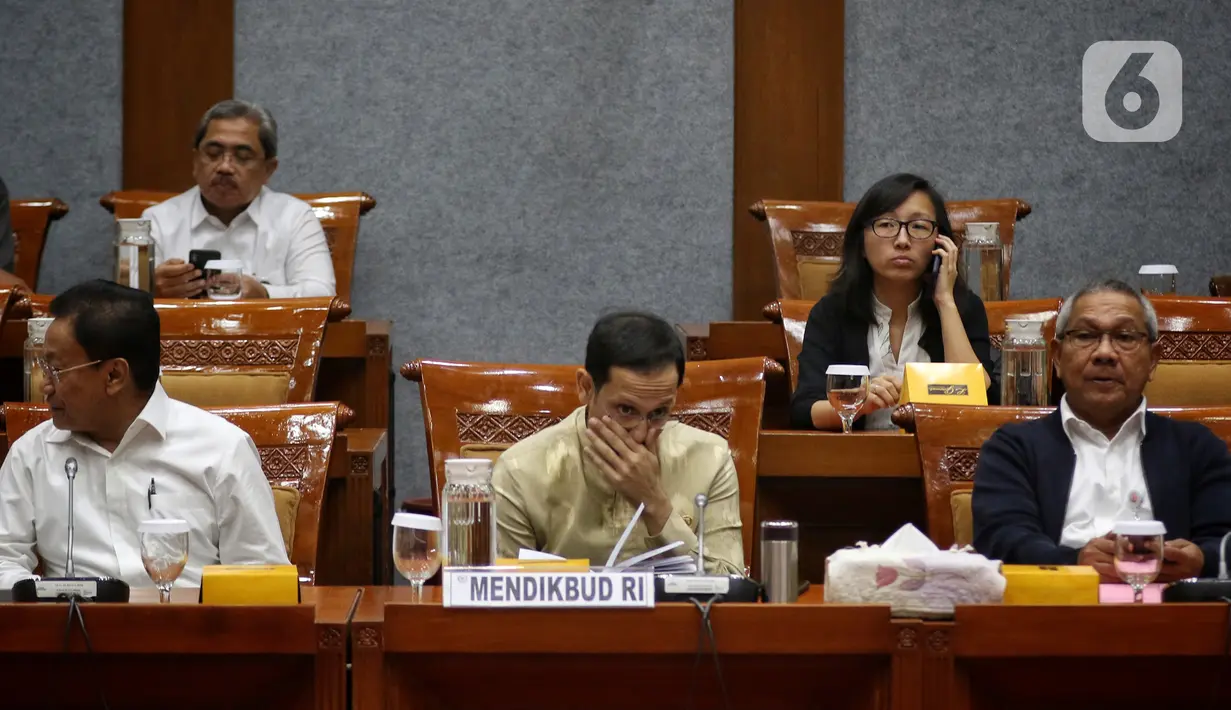 Menteri Pendidikan dan Kebudayaan, Nadiem Makarim (tengah) mengikuti Rapat Kerja dengan Komisi X DPR di kompleks Parlemen, Senayan, Jakarta, Kamis (20/2/2020). Rapat membahas anggaran tahun 2020 dan seputar isu terkait Pembayaran SPP lewat layanan Gopay. (Liputan6.com/Johan Tallo)