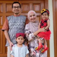 Intan Nuraini bersama Donny Azwan Putra dan kedua anaknya (Instagram/@intan_nuraini23)