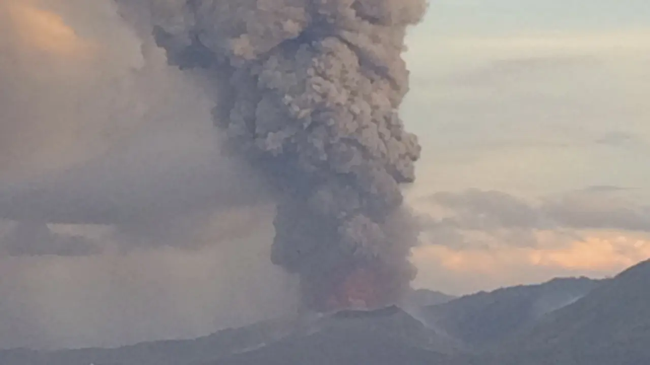 Gunung Rabaul di Pulau Manam, Papua Nugini, meletus dan menyebabkan ribuan orang mengungsi. (AP Photo)