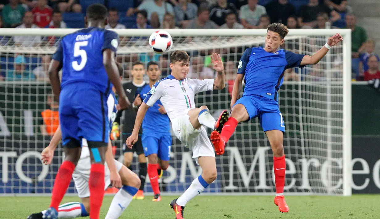 Pemain Italia, Nicolò Barella (tengah), berebut bola dengan pemain Prancis, Amine Harit, dalam final Piala Eropa U-19 di Sinsheim, Jerman, (24/7/2016). (AFP/Daniel Roland)