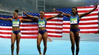 Trio pelari gawang AS, Brianna Rollins, Nia Ali, dan Kristi Caitlin, berfoto bersama seusai memenangi lari gawang 100 meter di Olimpiade Rio 2016, Kamis (18/8/2016). (FRANCK ROB)ICHON