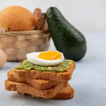 Open-faced breakfast sandwich biasanya dibuat menggunakan roti gandum yang dipadukan dengan telur, alpukat, keju, serta sayuran segar. (Foto/dok: freepik/stockking)