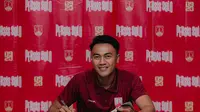 Persis Solo resmi mengumumkan Rizky Dwi Febrianto sebagai rekrutan pertamanya di bursa transfer menuju Liga 1 2024/2025. Pemain Timnas Indonesia di Piala AFF 2020 ini siap berkontribusi untuk Laskar Sambernyawa. (DOK Persis)
