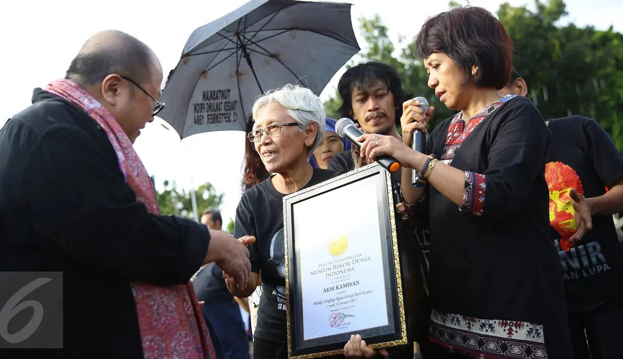 Jaya Suprana memberikan piagam kepada seorang wanita yang senantiasa melakukan Aksi Kamisan yang dilakukannya sejak tahun 2007, Jakarta, Kamis (19/1). (Liputan6.com/ Immanuel Antonius)