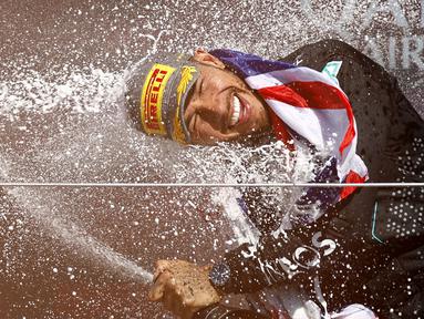 Pembalap Mercedes, Lewis Hamilton merayakan kemenangannya di Formula 1 GP Inggris 2024 yang berlangsung di Sirkuit Silverstone, Inggris, Minggu (08/07/2024). (AFP/Benjamin Cremel)