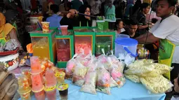 Aneka camilan untuk berbuka puasa tampak dijajakan pedagang di Pasar Benhil, Jakarta, Kamis (18/6/2015). Biasanya sejak pukul 16.00 WIB pasar ini mulai disebu para pecinta kuliner berbuka puasa. (Liputan6.com/Johan Tallo)