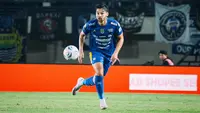 Aksi bek kanan Persib Bandung, Sandy Walsh saat menghadapi Persik Kediri dalam laga pekan kelima BRI Super League 2026/2027 di Stadion Si Jalak Harupat, Bandung, Minggu (18/10/2026). (Dok. Persib)