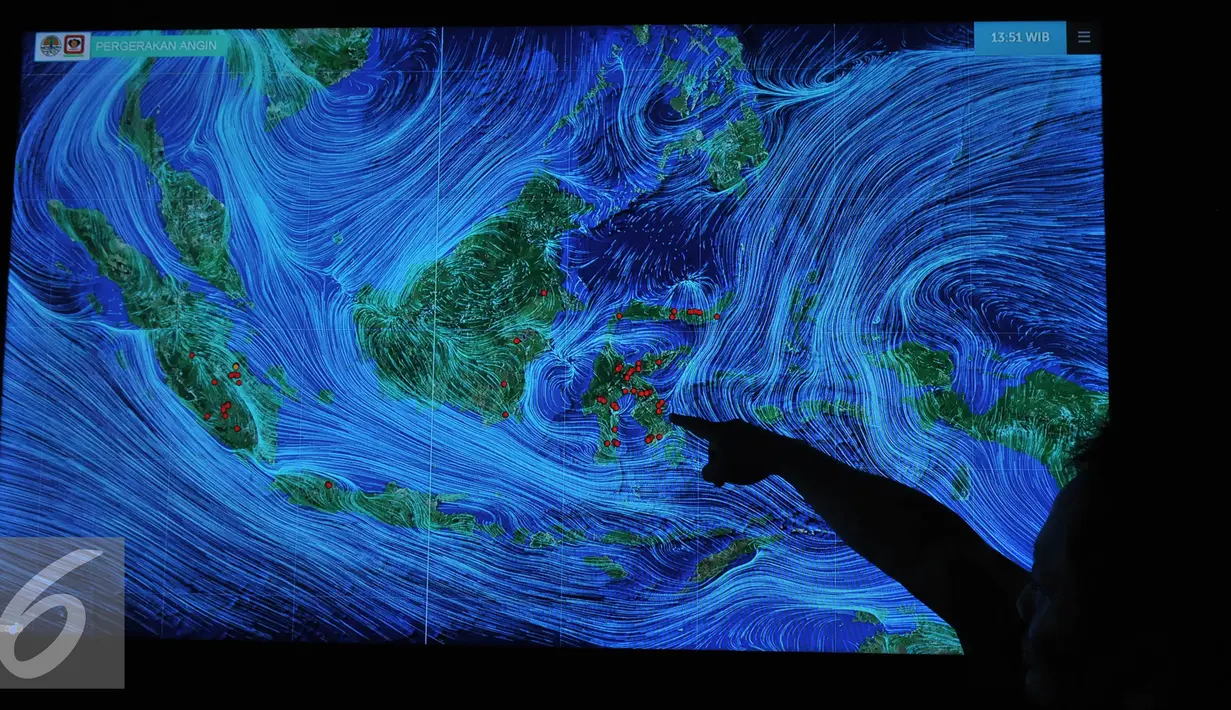 Petugas Sekertariat Penanganan Pengaduan Kasus LHK memberikan penjelasan terkait kabut asap yang disebabkan oleh kebakaran hutan di kantor Kementrian Lingkungan Hidup dan Kehutanan, Jakarta, Jumat, (18/9/2015). (Liputan6.com/Johan Tallo)