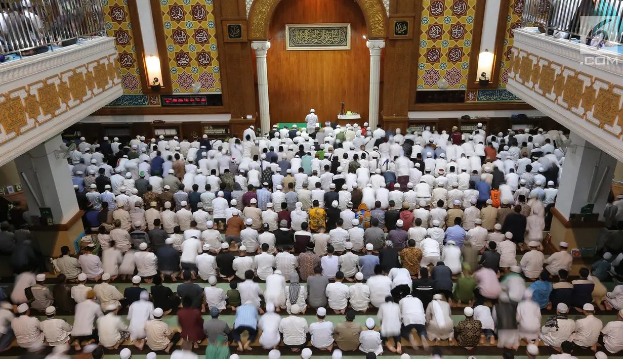 Jemaah saat mensalatkan jenazah Ustaz Arifin Ilham di Masjid Az Zikra, Sentul, Bogor, Kamis (23/5/2019). Ribuan Jamaah telah memadati area masjid untuk ikut melaksanakan salat jenazah. (Kapanlagi.com/Budy Santoso)