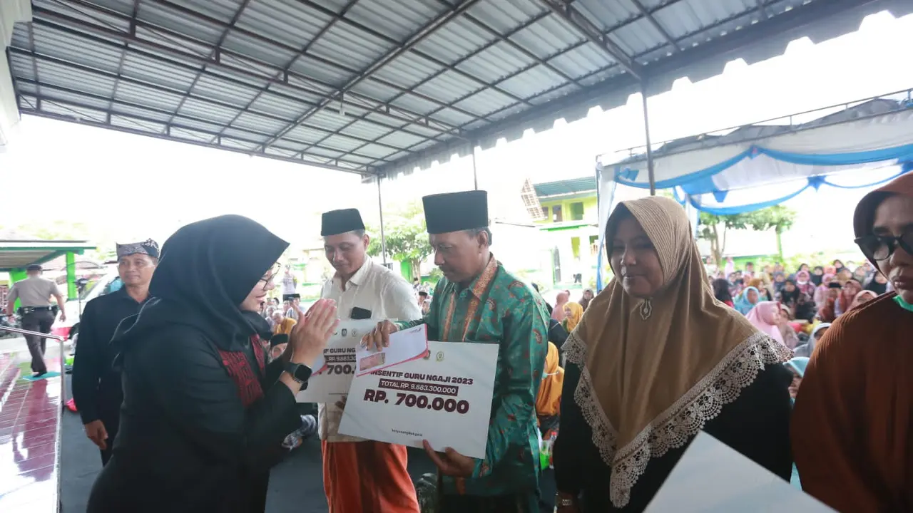 Bupati Banyuwangi Ipuk Fiestiandani secara simbolis menyerahkan insentif guru ngaji (Istimewa)