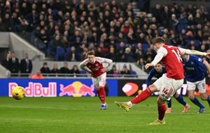 Viktor Gyokeres mencetak gol tunggal kemenangan Arsenal atas Everton lewat titik putih pada laga pekan ke-17 Premier League di Hill Dickinson Stadium, Minggu (21/12/2025) dini hari WIB. (AFP/Oli Scarff)