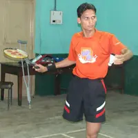 Meski hanya dengan satu kaki, pria ini tetap bisa berlatih untuk menjadi atlet bulu tangkis. | Sumber Foto: mensxp.com
