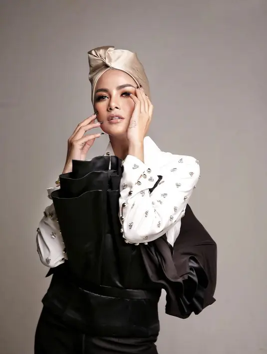 Kali ini tampil glamor, Olla Ramlan tampak melilit hijab warna emasnya ke atas. [@ollaramlan].