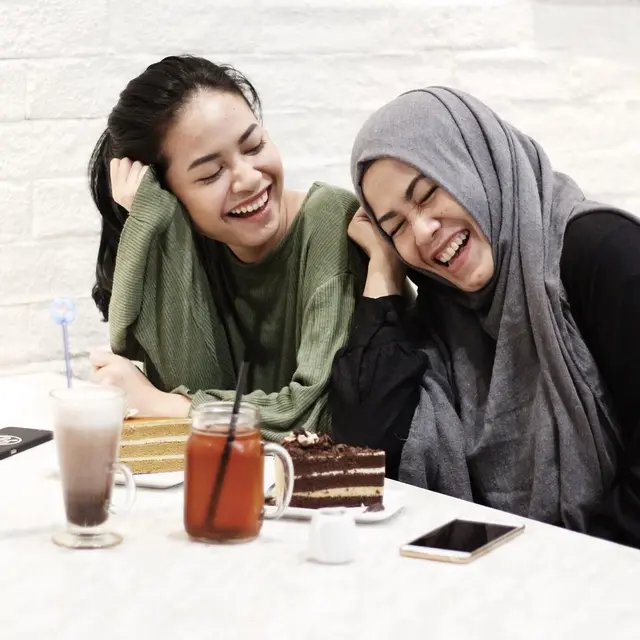 Sering Dikira Kakak, Ini 6 Kebersamaan Hanggini dan Ibunda yang Jarang Tersorot