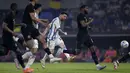 Pemain Timnas Argentina, Lionel Messi mengumpan bola bola pada laga uji coba internasional melawan Curacao yang berlangsung di Stadion Unico Madre de Ciudades, Rabu (29/3/2023) pagi WIB. La Pulga berhasil mencetak hattrick dan membawa timnya menang dengan skor 7-0. (AFP/Juan Mabromata)