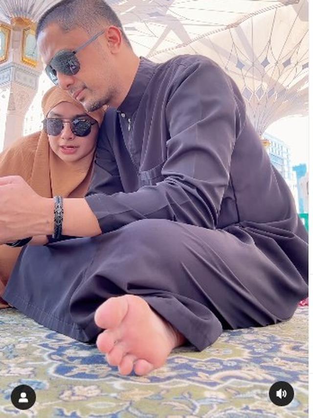 7 Potret Hengky Kurniawan dan Sonya Fatmala saat Jalani Umroh, Curi Perhatian
