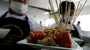 Hasil masakan yang dibuat narapidana dalam kompetisi kuliner 'INPE Mistura 2016' di penjara perempuan Chorrillos di Lima, Peru, Rabu (7/9). Setiap penjara mewakilkan sejumlah tahanan untuk berpartisipasi dalam kompetisi tahunan ini. (REUTERS/Mariana Bazo)