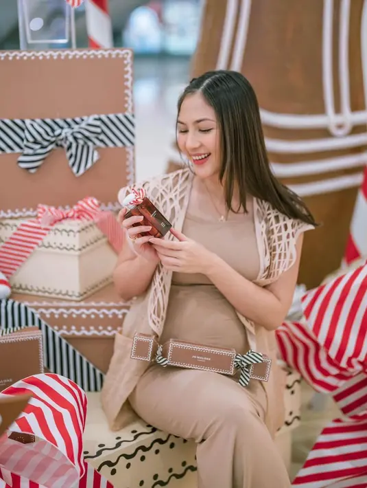 Jessica Mila tampil simpel dan chic dengan slip dress cokelat yang ditumpuknya mengenakan outer jaring bernuansa senada. Penampilan Jessica semakin manis dengan gaya rambut yang lurus dibiarkan tergerai dan makeup flawless natural. [Foto: Instagram/jscmila]